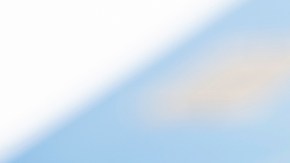 Imagen de una tarjeta de la marca Walmart en color azul, colocada sobre otras tarjetas de varios colores.