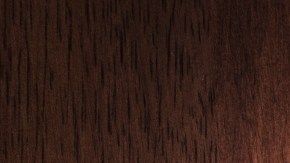 Imagen de un llavero con forma de casa de color plateado, en el que está una llave.