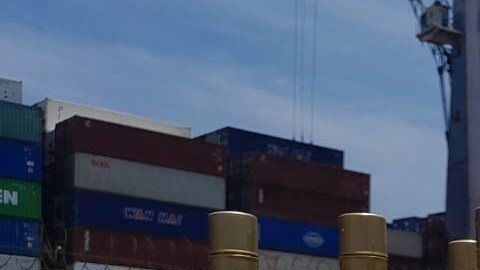 Marina en México logra decomiso de toneladas de metanfetamina líquida en botellas de tequila