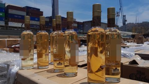 Marina en México logra decomiso de toneladas de metanfetamina líquida en botellas de tequila