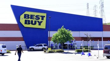 Imagen de una tienda de la marca Best Buy, con una fachada en color azul y con el logotipo de la tienda en color amarillo.