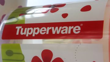 Imagen de un contenedor de la marca Tuperware, con colores rojos y verds.
