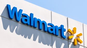 Imagen de una marquesina de la tienda Walmart, con el logotipo en colores azul y amarillo.