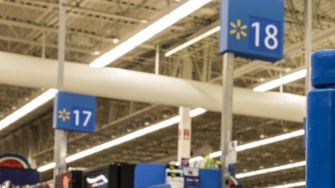 Imagen de un carrito de supermercado de la compañía Walmart, en medio de una tienda.
