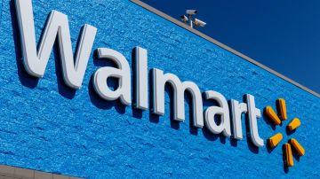Imagen de una marquesina de color azul, en la que se ve el logotipo de la tienda Walmart.