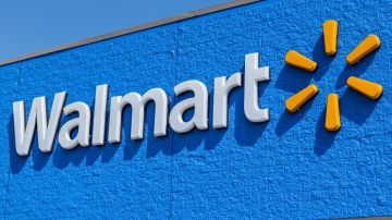 Imagen de una marquesina de color azul en la que se ve un logotipo de la marca Walmart en colores blanco y amarillo.