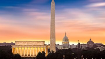 Imagen del skyline de Washington DC, con el cielo entre naranja y azul.