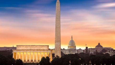 Imagen del skyline de Washington DC, con el cielo entre naranja y azul.