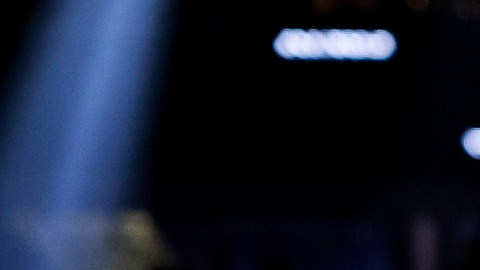 Ryan García (der.) no pudo levantarse tras el golpe al hígado de Gervonta Davis.