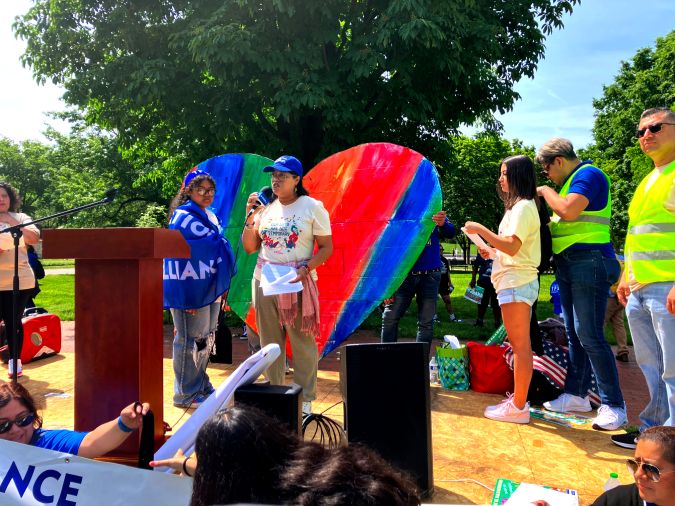 Los manifestantes pidieron un alivio migratorio temporal para los centroamericanos en Estados Unidos, frente a la Casa Blanca.