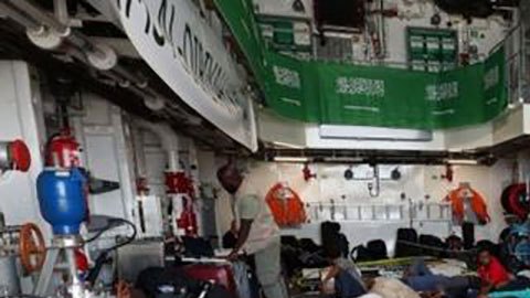"¡Ayuden a salir a mi familia!": la desesperación y el caos en el principal puerto de Sudán por un conflicto que ya ha dejado más de 500 muertos