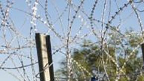 Las imágenes que muestran la tensión en la frontera entre México y EE.UU. ante el esperado cruce de miles de migrantes