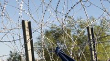 Las imágenes que muestran la tensión en la frontera entre México y EE.UU. ante el esperado cruce de miles de migrantes