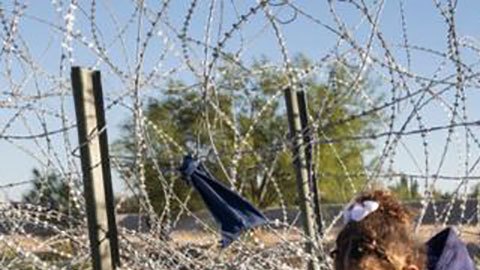Las imágenes que muestran la tensión en la frontera entre México y EE.UU. ante el esperado cruce de miles de migrantes