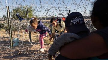 Las imágenes que muestran la tensión en la frontera entre México y EE.UU. ante el esperado cruce de miles de migrantes
