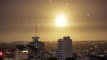 Milicianos palestinos responden a los bombardeos de Israel lanzando cientos de cohetes en la mayor escalada de violencia en meses