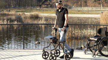 Un hombre vuelve a caminar después de 12 años gracias a un revolucionario implante cerebral