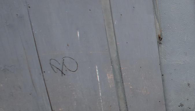 MEX6409. TIJUANA (MÉXICO), 30/05/2023.- Migrantes de diferentes nacionalidades esperan en la entrada de la garita peatonal de San Ysidro para solicitar asilo a las autoridades estadounidenses, el 29 de mayo de 2023, en Tijuana (México). Medio centenar de migrantes improvisó un campamento en las inmediaciones de la garita de San Ysidro, en la ciudad mexicana de Tijuana, fronteriza con Estados Unidos, donde piden atención de las autoridades estadounidenses para solicitar asilo humanitario. EFE/Joebeth Terríquez