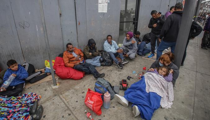 MEX6409. TIJUANA (MÉXICO), 30/05/2023.- Migrantes de diferentes nacionalidades esperan en la entrada de la garita peatonal de San Ysidro para solicitar asilo a las autoridades estadounidenses, el 29 de mayo de 2023, en Tijuana (México). Medio centenar de migrantes improvisó un campamento en las inmediaciones de la garita de San Ysidro, en la ciudad mexicana de Tijuana, fronteriza con Estados Unidos, donde piden atención de las autoridades estadounidenses para solicitar asilo humanitario. EFE/Joebeth Terríquez