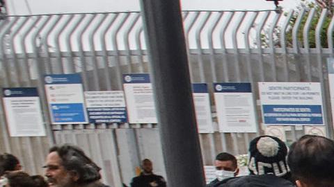 Migrantes que buscan asilo en EE.UU. acampan en cruce fronterizo en Tijuana