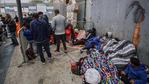 Migrantes que buscan asilo en EE.UU. acampan en cruce fronterizo en Tijuana