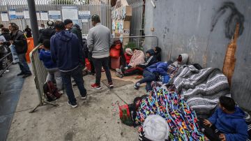 Migrantes que buscan asilo en EE.UU. acampan en cruce fronterizo en Tijuana