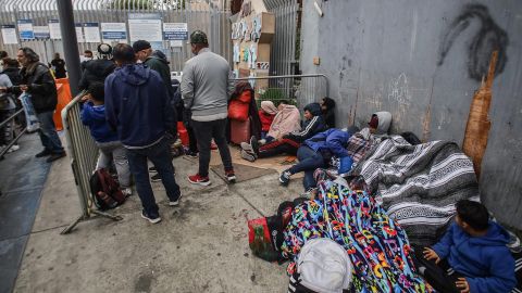 Migrantes que buscan asilo en EE.UU. acampan en cruce fronterizo en Tijuana