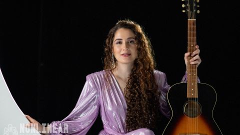 Allison Strong grabó el video de 'La Luna' inspirada en el realismo mágico. Foto: Cortesía