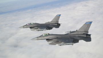 La imagen de archivo muestra dos aviones F-16 Fighting Falcons volando en formación el 30 de octubre de 2019.