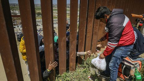 Vendedores de comida en el muro fronterizo