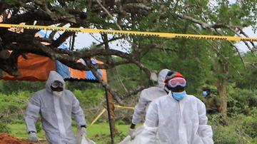 La foto muestra las exhumaciones de cuerpos en el bosque de Shakahola.