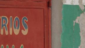 Agentes de policía se ponen a cubierto durante una operación antipandillas en el barrio de Portail de Puerto Príncipe.