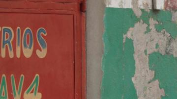 Agentes de policía se ponen a cubierto durante una operación antipandillas en el barrio de Portail de Puerto Príncipe.