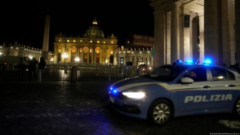 Un hombre irrumpe con un carro en el Vaticano y es detenido