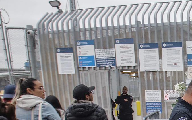 MEX6409. TIJUANA (MÉXICO), 30/05/2023.- Migrantes de diferentes nacionalidades esperan en la entrada de la garita peatonal de San Ysidro para solicitar asilo a las autoridades estadounidenses, el 29 de mayo de 2023, en Tijuana (México). Medio centenar de migrantes improvisó un campamento en las inmediaciones de la garita de San Ysidro, en la ciudad mexicana de Tijuana, fronteriza con Estados Unidos, donde piden atención de las autoridades estadounidenses para solicitar asilo humanitario. EFE/Joebeth Terríquez