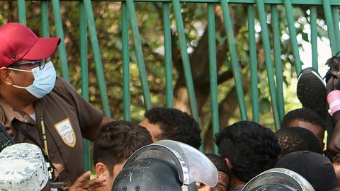 Migrantes buscan desesperados salir del sur de México ante fin del Título 42