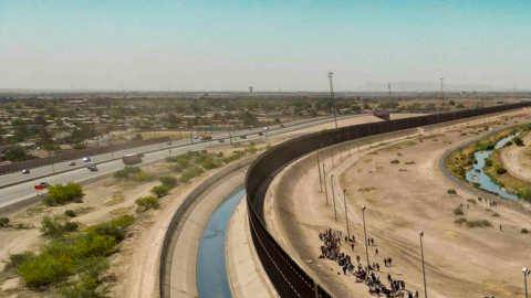 Detienen a cientos de migrantes en El Paso, Texas, a horas de vencer el Título 42