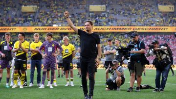 Aficionados del Borussia Dortmund aplauden a su equipo a pesar de perder la Bundesliga en la última fecha.