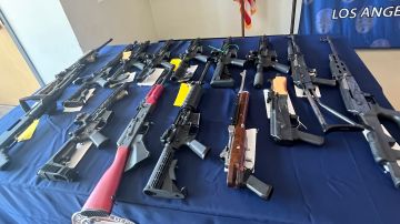 La policía de Los Ángeles y el FBI presentaron las armas incautadas en el operativo.