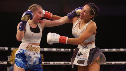 Astrid Wett en su combate frente a Andrea Bunker.