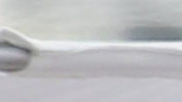 Bad Bunny y Gabriela Berlingeri en la playa en el 2022.