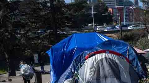La falta de vivienda asequible y otros factores están orillando a las personas a habitar en las calles