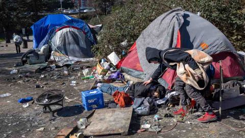 La falta de vivienda asequible y otros factores están orillando a las personas a habitar en las calles