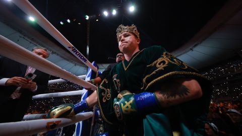 Canelo Álvarez en su entrada antes del combate contra John Ryder.