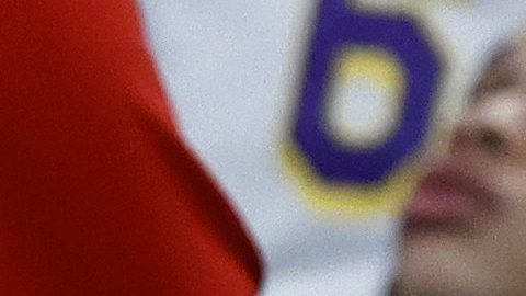 Canelo Álvarez viendo a Los Angeles Lakers jugar.