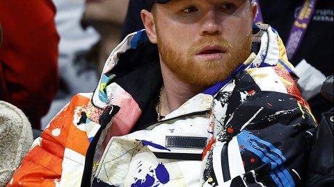 Canelo Álvarez viendo a Los Angeles Lakers jugar.