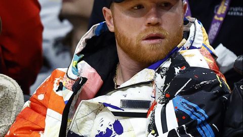 Canelo Álvarez viendo a Los Angeles Lakers jugar.