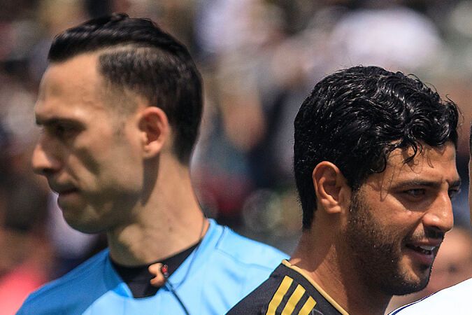 Carlos Vela y Javier Hernández en el Clásico del Tráfico.