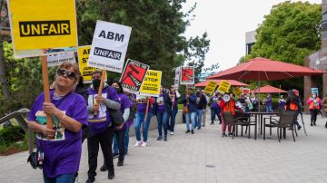 Decenas de conserjes protestan por las malas condiciones de trabajo en hoteles de La Jolla.