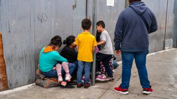 Familias esperan en la frontera entre Tijuana y San Diego.